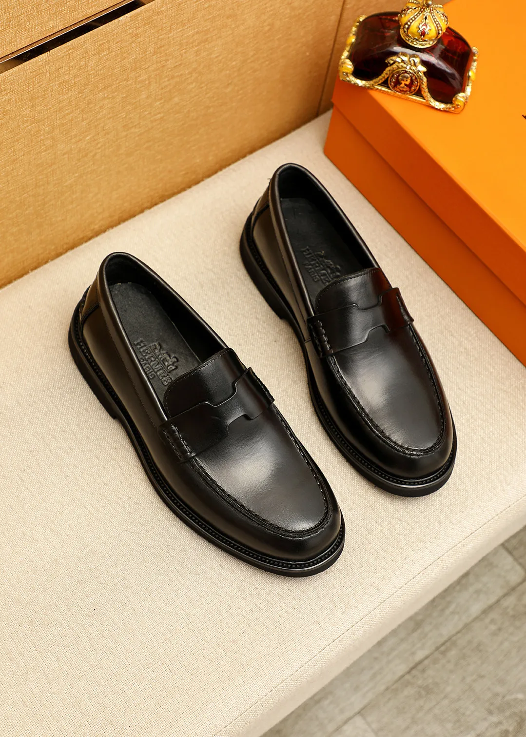 Men's shoes 💰460 💐 Product trademark: HERMES "Hermès" casual leather shoes Regular size: 38-44 (45.46🉑️customized) Product materials: Selected imported first-layer calfskin upper + luxury hardware buckle, imported water-dyed 🐂 cowhide lining. Strong three-dimensional visual effect, foam outsole Color: 4⃣️colors available